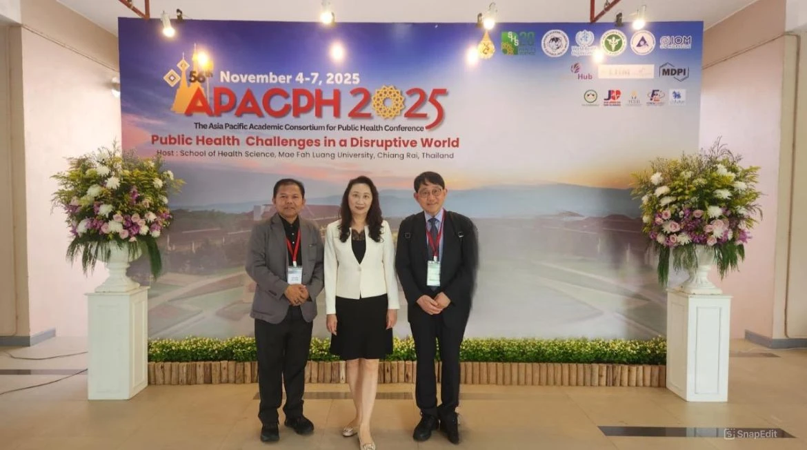 Dekan FKM Unhas, Prof. Sukri Palutturi (kiri), bersama para peserta internasional di ajang APACPH 2025 yang digelar di Mae Fah Luang University, Chiang Rai, Thailand, 4–7 November 2025. Dalam forum kesehatan masyarakat terbesar di Asia Pasifik ini, Prof. Sukri mempresentasikan gagasannya tentang pengembangan kota ramah lansia di Makassar sebagai model kesehatan publik berbasis kemanusiaan.